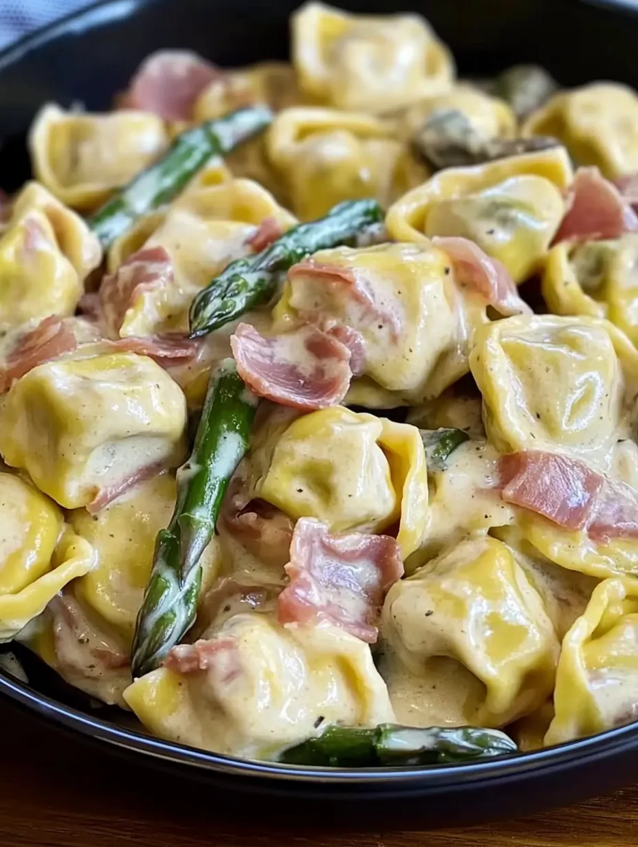 Creamy tortellini with panna sauce and green asparagus