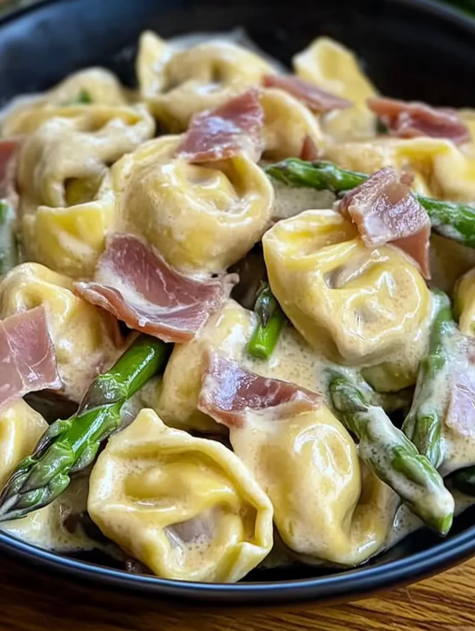 Quick tortellini dish with creamy sauce and green asparagus