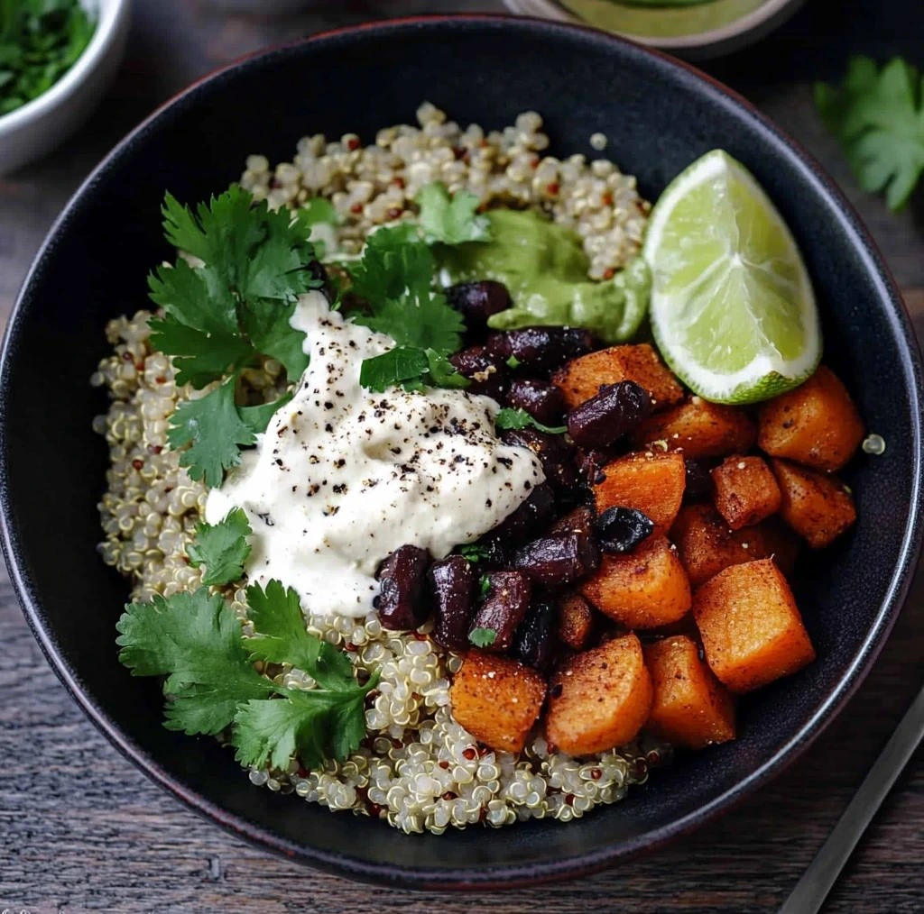Bol de quinoa avec patates douces et haricots noirs